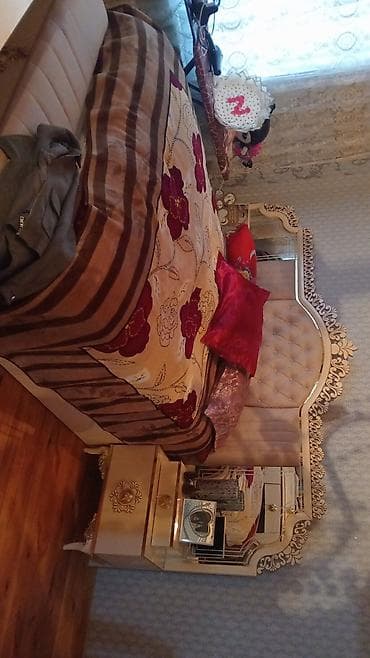 stol dəsdi: Qonaq otağı mebel dəsti Tərkibi: - Vitrin şkaf: şüşə vitrinli, krem — 8