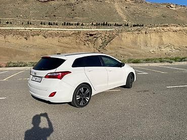 larzon disk: Hyundai i30 Wagon – ağ rəngli, universal kuzov. Əsas xüsusiyyətlər: - — 3
