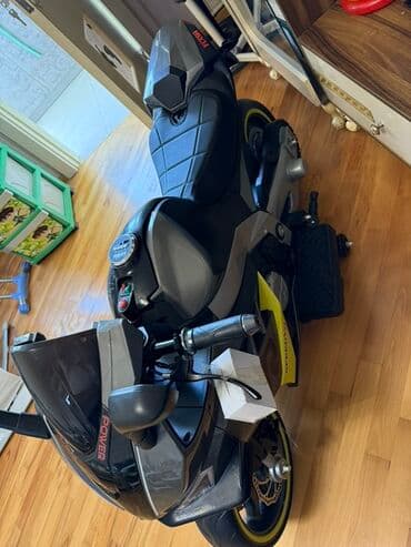 friso vom 800 qr qiymeti: Gümüşü və qara rəngli, sarı detalları olan uşaq elektrik motosikleti — 4