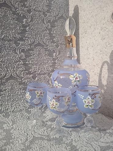 balta bıcaq: Zərif bəzəkli şüşə və porcelan stolüstü dəstlər 1) Şüşə likör dəsti - — 1