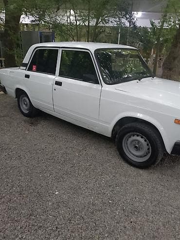 formula teker: VAZ 2107, ağ rəng, sedan kuzov. - Klassik dizaynlı 4 qapılı sedan - — 6