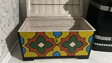 Rəngli naxışlarla boyanmış taxta sandıq - Material: ağac, iç hissə