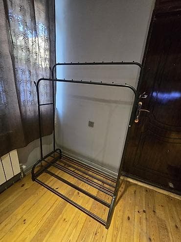 Metal paltar asılqanı, ayaqqabı rəfli. Yaxşı vəziyyətdədir. Ölçü: 155 — 1