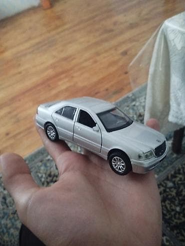 Salam. Model 1:36 ölçüsündədir. Cızıq sınıq yoxdur. Sadəcə şuşəsində