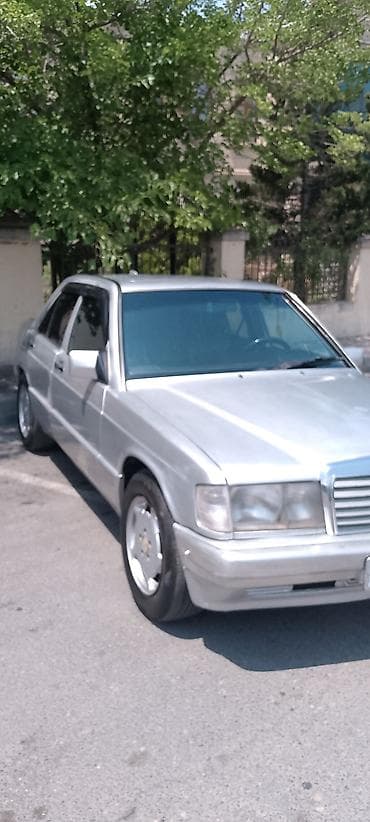 Mercedes-Benz 190: 2 l | 1992 il Sedan