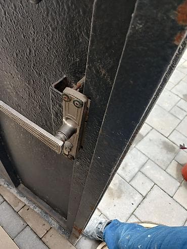 Metalkapı – ağır konstruksiyalı, qapı dəstəyi və kilid mexanizmi ilə