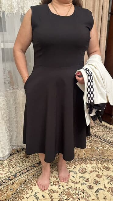 dest geyim: Zərif qadın dəstinin təsviri - 2 hissədən ibarət: qolsuz qara don + — 3