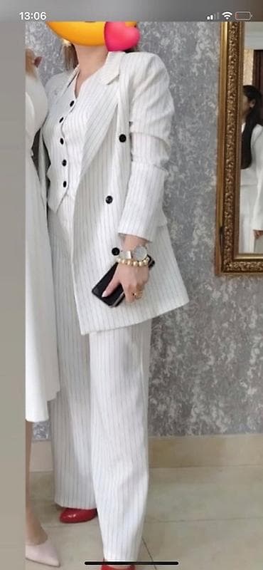 Ağ rəngli zolaqlı kostyum dəsti.145 alınıb.65 azn satılır