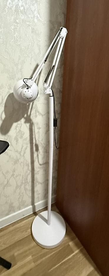 Ağ rəngdə döşəmə tipli işıqlandırma lampası. - Tənzimlənən yaylı qol — 1
