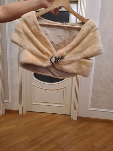 - Qadınlar üçün zərif kürk şal/bolero - Rəng: açıq bej–şampan tonları
