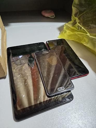 nokia 220 dual: Lot: 2 planşet + 1 smartfon. 3nunde ekrani yanib islemis sadece — 1