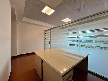 Xətai metrosuna yaxın, 13 mərtəbəli plazanın 6-cı mərtəbəsində, ümumi — 5