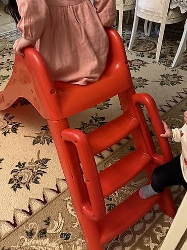 Uşaq üçün plastik sürüşkən - Rəng: parlaq qırmızı - Material: möhkəm