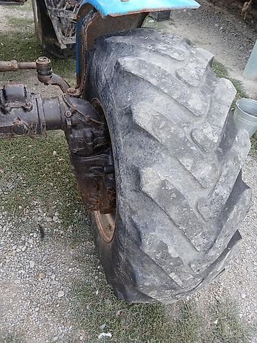 фургоны категории б: Traktor üçün qabaq təkər komplekti - Ölçü: 13.6–20 (şin üzərində — 2