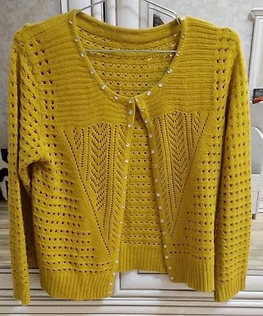 Mustard rəngli qadın kardiqanı və eyni rəngdə nazik trikotaj mayka