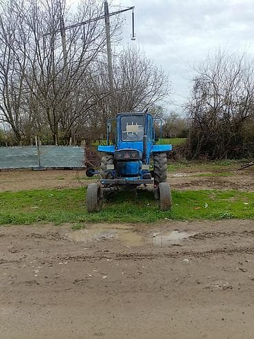 trator 80: Mavi rəngli təkərli kənd təsərrüfatı traktoru - Kabinəli, ön şüşələri — 3