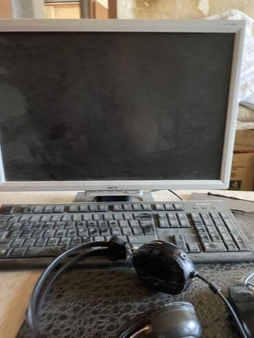 Monitorlar: Acer monitoru, klaviatura və qulaqlıq dəsti. Monitor ofis və ya evdə