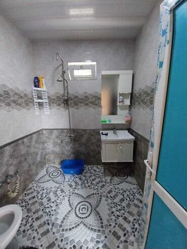 kewle qesebesinde ev: Satılır: həyətli ev - Geniş, tam daş döşəməli həyət. Hündür, taxta — 18