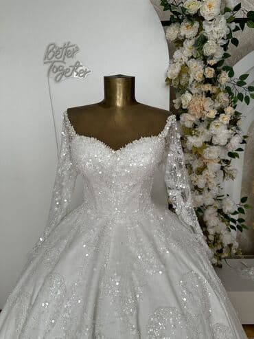 sadə toy donlari: Zərif naxışlı, uzunqol gəlinlik. Gəlinliyin sinə hissəsi ürək formalı — 2