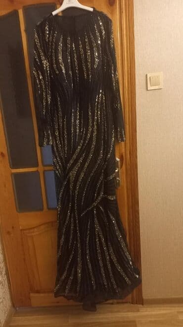 tikdirmek ucun don modeli: Qara rəngdə, tam uzunluqda ziyafət geyimi. Parıldayan gümüşü payet və — 1