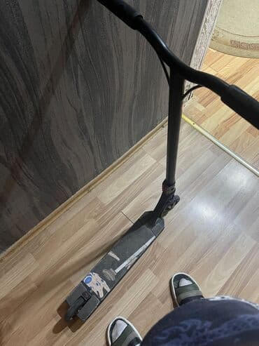 Freestyle/pro skuteri – qara rəng - T-tip sükan: geniş, rezin