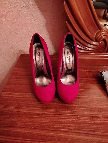 qırmızı ayaqqabı: Qadın yüksək daban ayaqqabıları – 2 cüt 1) Qırmızı klassik tufli - — 3