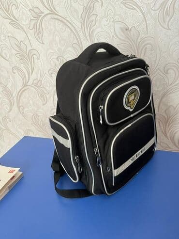 Məktəb ləvazimatları üçün nəzərdə tutulmuş qara rəngli bel çantası