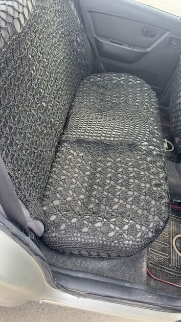 surət qutusu: Daewoo Nexia sedanı - Kuzov: 4 qapılı sedan, açıq gümüş rəng - Nömrə — 7