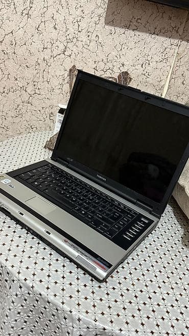 Toshiba Noutbuku. Problemsiz teze kimidi ofis isler ucun uyqundu. Ram