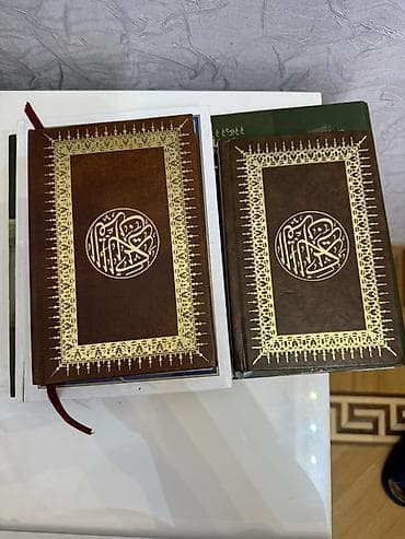 İslami kitab dəsti Məzmun: - 2 ədəd klassik üslublu, qəhvəyi rəngli