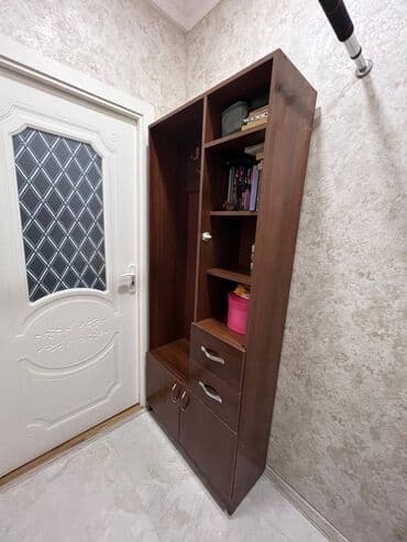 вешалка настенная в прихожую: Dolab / Şkaf: 📌 Taxta materialdan, yaxşı vəziyyətdədir. 📌 Geyim asmaq — 4