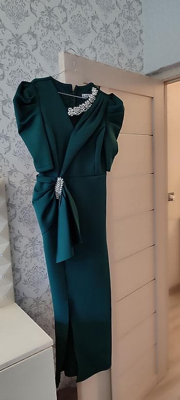 Zümrüd-yaşıl rəngdə zərif ziyafət donu - Model: qələm kəsimli, midi