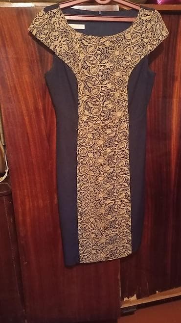 cherish parfum avon: Zərif dizaynlı qadın paltarı. Tünd lacivərt əsas parça üzərində ön — 1