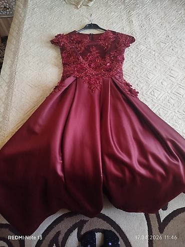 kiraye ziyafet geyimleri: Bordo rəngdə zərif ziyafət/libas - Parça: parlaq atlas teksturası — 2