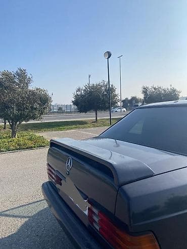 motoblok kreditle satisi: Mercedes-Benz 190 (W201) modelinə aid qara rəngli sedan avtomobili — 6