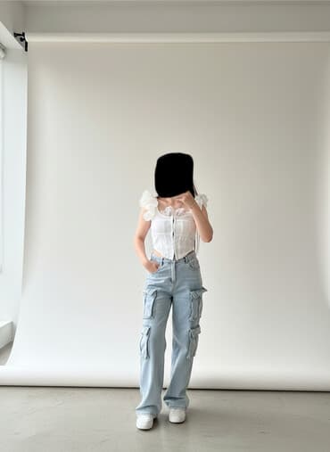 kok qadinlar ucun alt paltarlari: Ağ rəngli, düz kəsimli, qısaqol qadın bluzası. Bu bluzanın qolları — 1