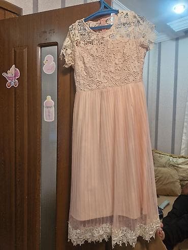 Zərif pudra rəngində dizdən aşağı uzunluqda qadın paltarı. - Üst