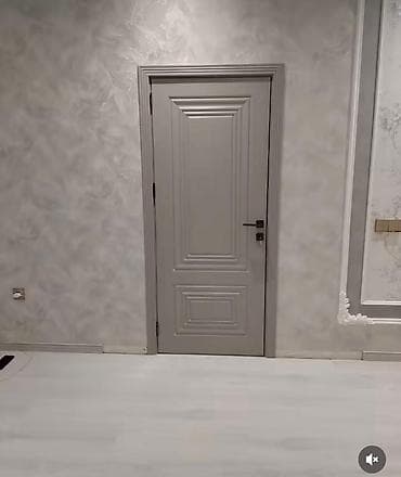 Daxili otaq qapısı – klassik dizaynlı, açıq boz rəngdə. - Material
