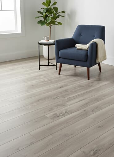 laminat 2020: Açıq-boz rəng çalarda, ağac fakturalı döşəmə örtüyü. Taxta lövhə — 1