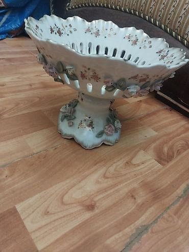 çiçək: Porcelan ayaqlı meyvə qabı / Meyvə qabi istifade olunmayıb. Unvan — 3
