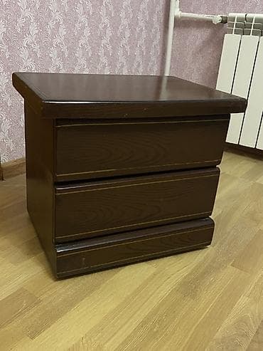 konsol masa: Tünd qəhvəyi rəngdə taxta tumbi (yataq otağı üçün). Qədimi - — 2