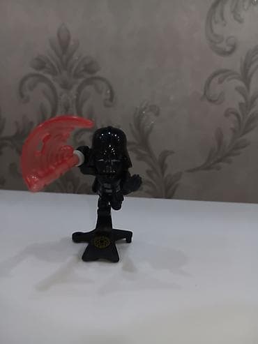 rengli sarlar: Star Wars temalı kiçik fiqur - Qara kostyumlu, qırmızı şəffaf — 1