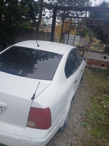 запчасти форд мондео 3: Ağ rəngli sedan, 4 qapı, ön‑sürüşlü. Korpusda zavod aerodinamik — 4