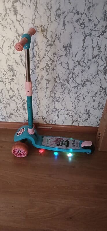 uşaqlar üçün tekerli krosovkalar: Uşaqlar üçün hazırlanmış bu skuterdə iki ön təkər və bir arxa təkər — 1