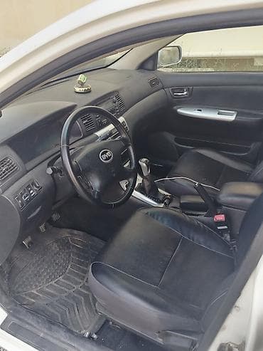 212 avtomobil: BYD sedan – ağ rəng, 4 qapı, AZ qeydiyyatı (nömrə 90-OZ-223). Şəhər — 4