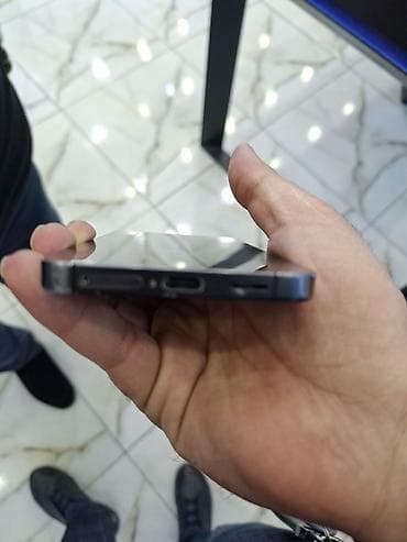 oyun konsoli: Smartfon – metal çərçivəli, şüşə arxalı, düz kənarlı korpus. Ön — 1