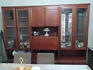bars: Klassik üslubda iri ölçülü qonaq otağı divar dolabı/vitrin. - — 1