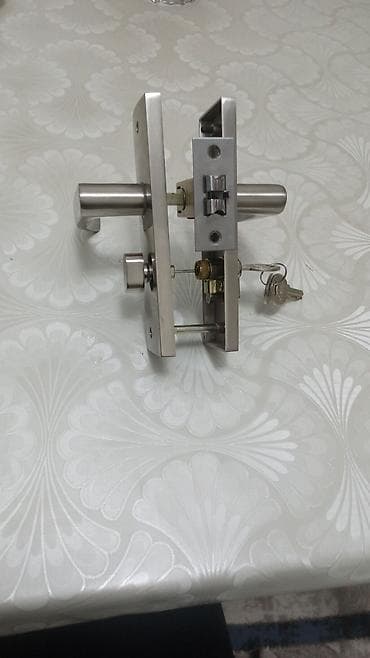Qapı üçün metal kilid+ruçka dəsti işləkdir.açarlar varşuruplar yoxdu
