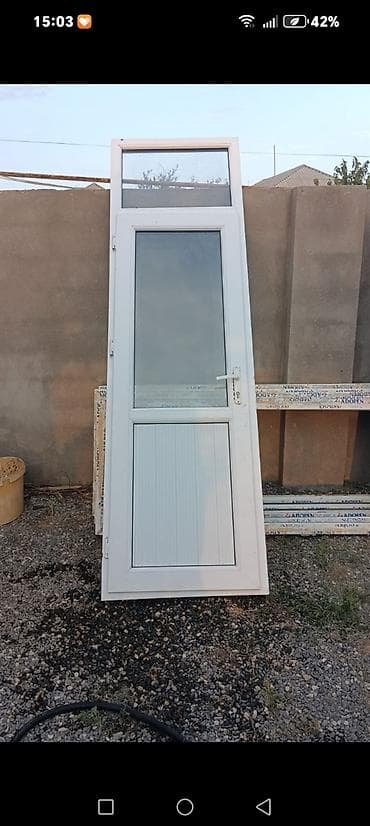 PVC giriş qapısı və üst işıqlandırcı panel - Material: ağ rəngli PVC