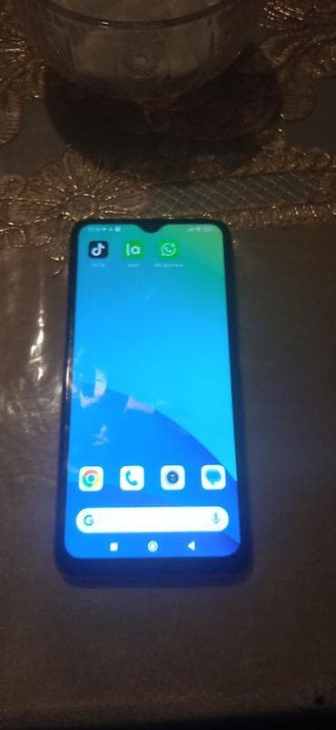 120 fps veren en ucuz telefon: Xiaomi Redmi smartfon – narıncı rəng - Arxa tərəfdə iri “Redmi” — 2